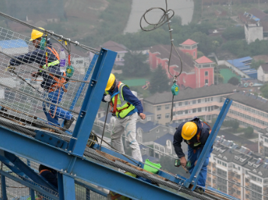 洞庭溪沅水特大桥猫道搭建施工人员正确佩戴防坠器与安全带